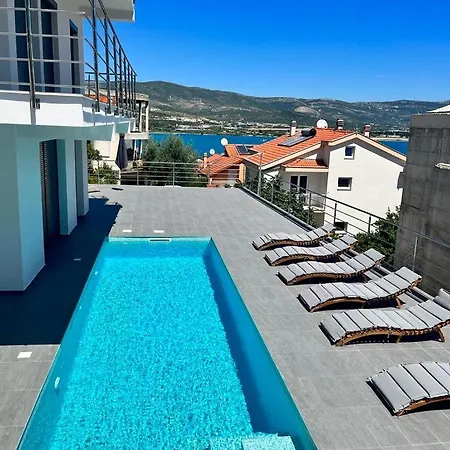 Palace Deluxe Ii Апартаменты *